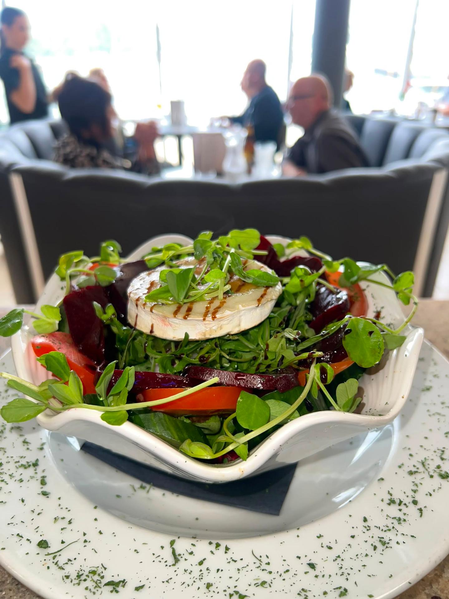 Grilled goat cheese and beetroot salad